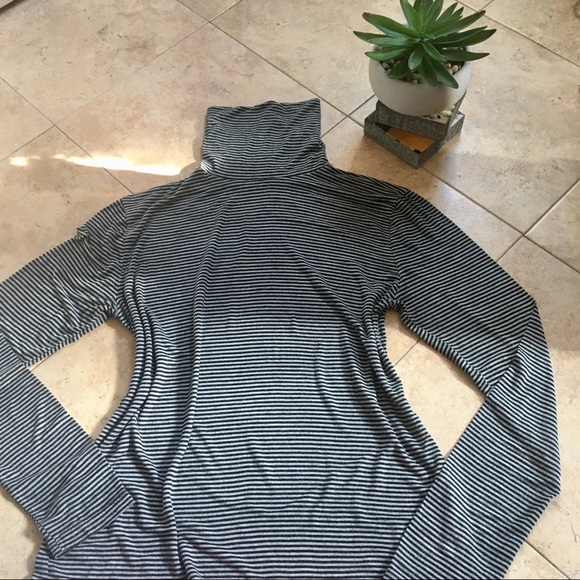Turtle Neck - Picture 1 of 7
